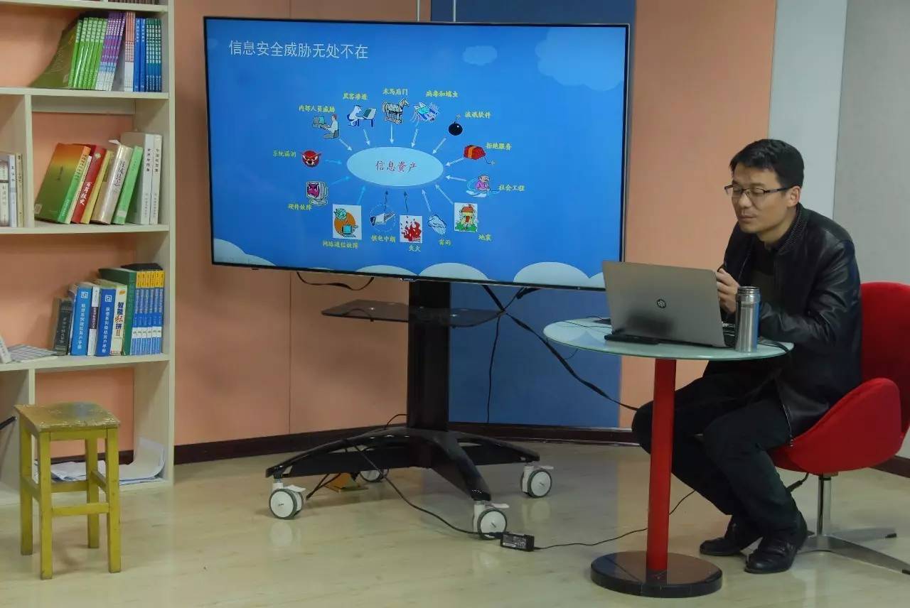 影像 | 丹鳳中學(xué)信息中心開(kāi)展網(wǎng)絡(luò)安全培訓(xùn)